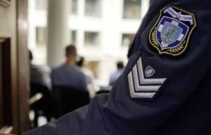 Ένας αστυνομικός στη φυλακή και άλλοι δύο ελεύθεροι με όρους για χρηματισμό σε παραβάσεις του ΚΟΚ στην Χαλκιδική