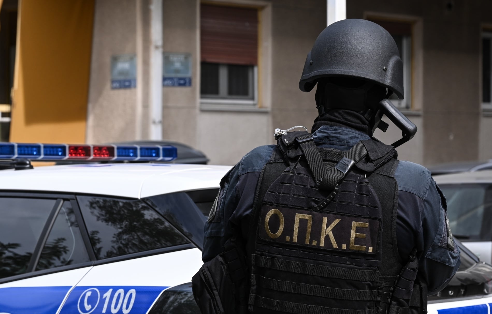 16χρονος παράτησε κοριτσάκι σε κλεμμένο αμάξι - Τον καταδίωκαν αστυνομικοί