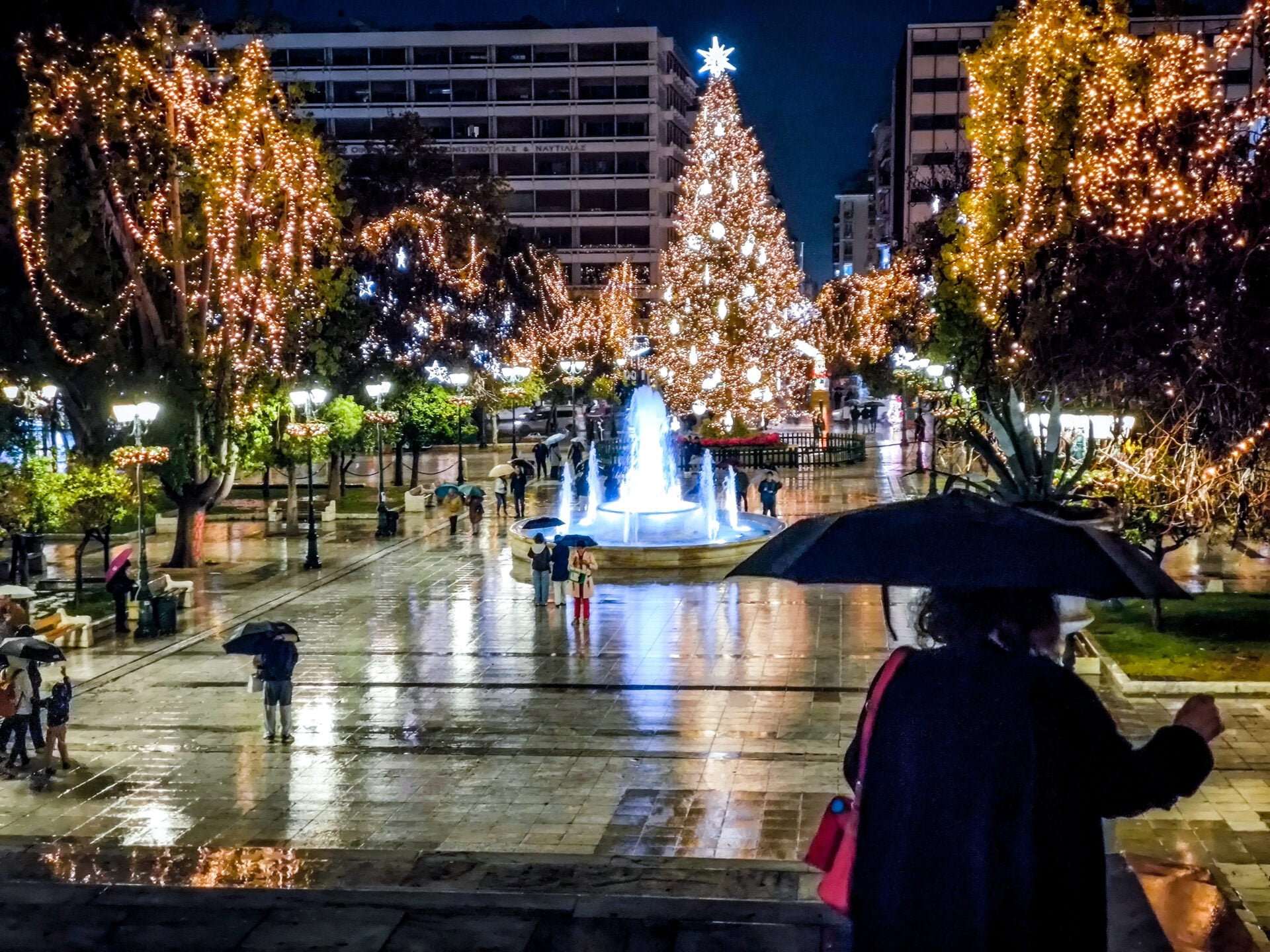 Αθήνα: Νύχτα με καταρρακτώδη βροχή – Έρχονται ισχυρότερα φαινόμενα από Πέμπτη έως Σάββατο