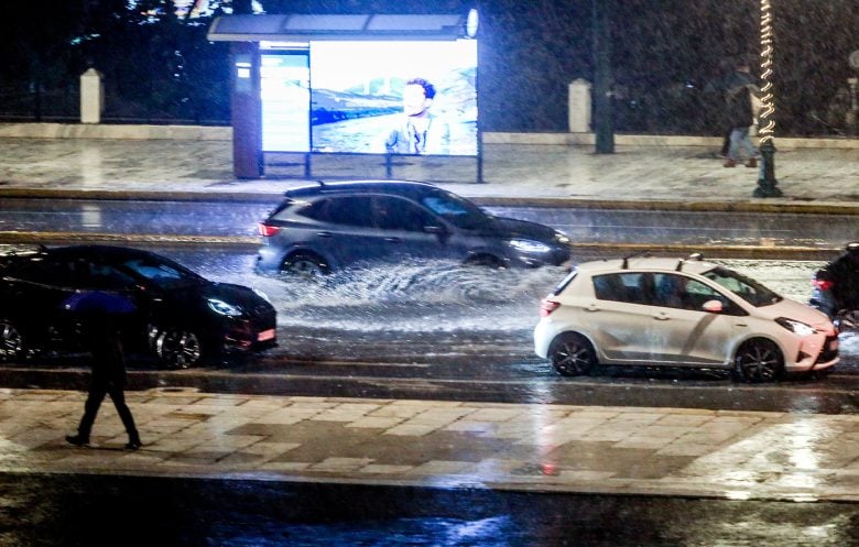 Συνεχίζεται με μεγάλη ένταση η κακοκαιρία Byron – Κλειστοί δρόμοι λόγω συσσώρευσης υδάτων, μετ΄εμποδίων η κίνηση των οχημάτων