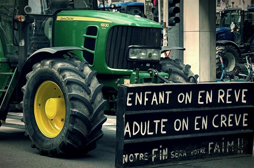 Αγροτικές Ειδήσεις: Χάος στις Βρυξέλλες: Φωτιές, καπνογόνα και δακρυγόνα στη μεγάλη συγκέντρωση των αγροτών