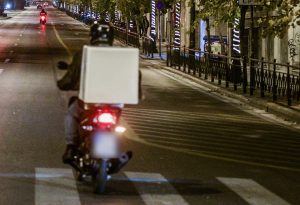 Πειραιάς: 20χρονος τραυμάτισε διανομέα μετά από καβγά για την προτεραιότητα