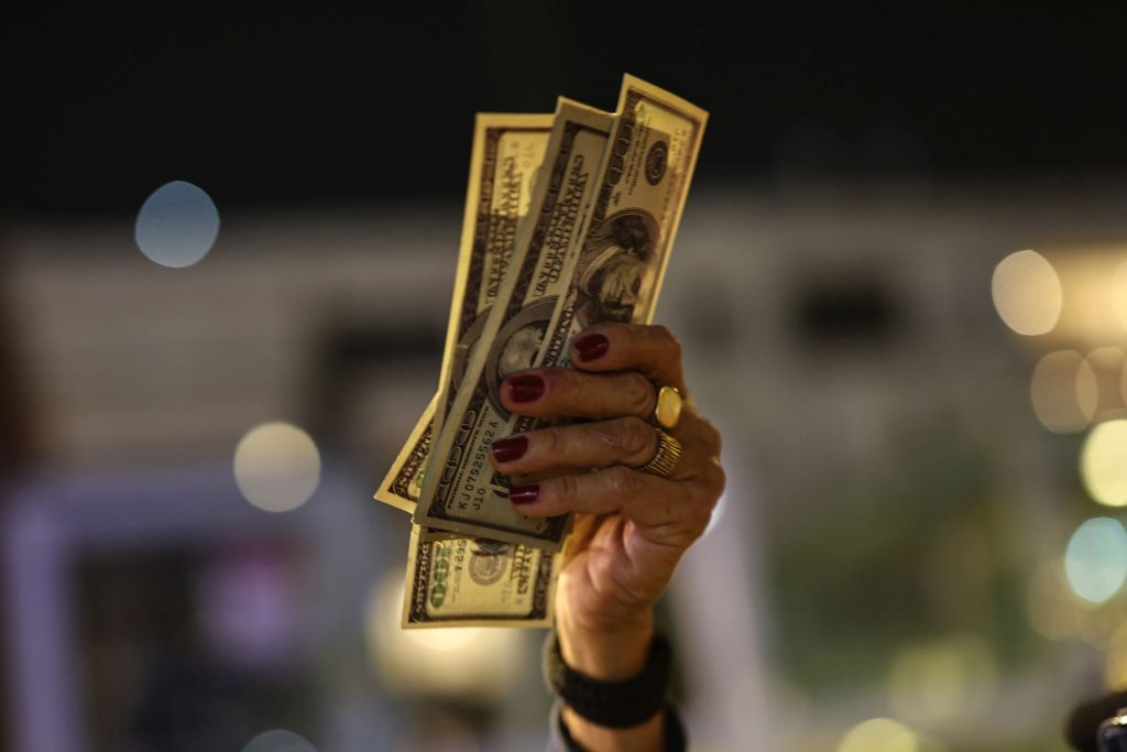 Το δολάριο οδεύει στη μεγαλύτερη ετήσια πτώση του από το 2003