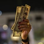 Το δολάριο οδεύει στη μεγαλύτερη ετήσια πτώση του από το 2003