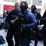 Στην Εισαγγελία Πειραιά ο «Έλληνας Εσκομπάρ» και οι τέσσερις συλληφθέντες για το φορτίο κοκαΐνης – Το σκάφος έχει δέσει σε λιμάνι της Μαρτινίκας