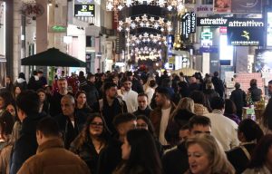 Εορταστικό ωράριο: Ανοιχτά το Σάββατο και την Κυριακή 28/12 τα καταστήματα