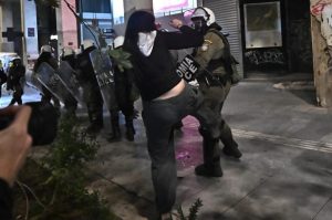 Επεισόδια με μολότοφ και χημικά στην πορεία για την μνήμη του Αλέξανδρου Γρηγορόπουλου –  Η ανακοίνωση της ΕΛ.ΑΣ.