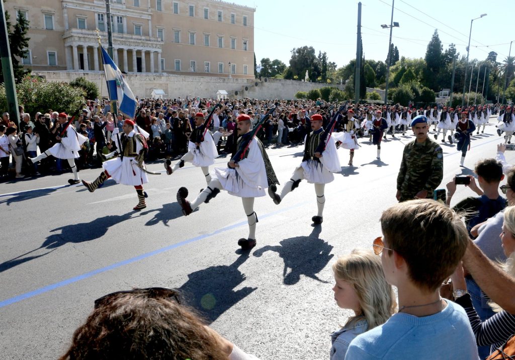 Σημαντική αποκατάσταση της ιστορικής διαδρομής των Ευζώνων στην πλατεία Συντάγματος!