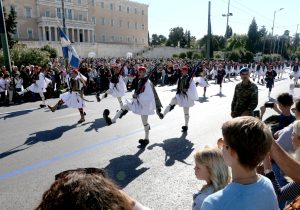 Σημαντική αποκατάσταση της ιστορικής διαδρομής των Ευζώνων στην πλατεία Συντάγματος!