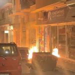 Εξάρχεια: «Πολεμικό» σκηνικό ανάμεσα σε κουκουλοφόρους και ΜΑΤ