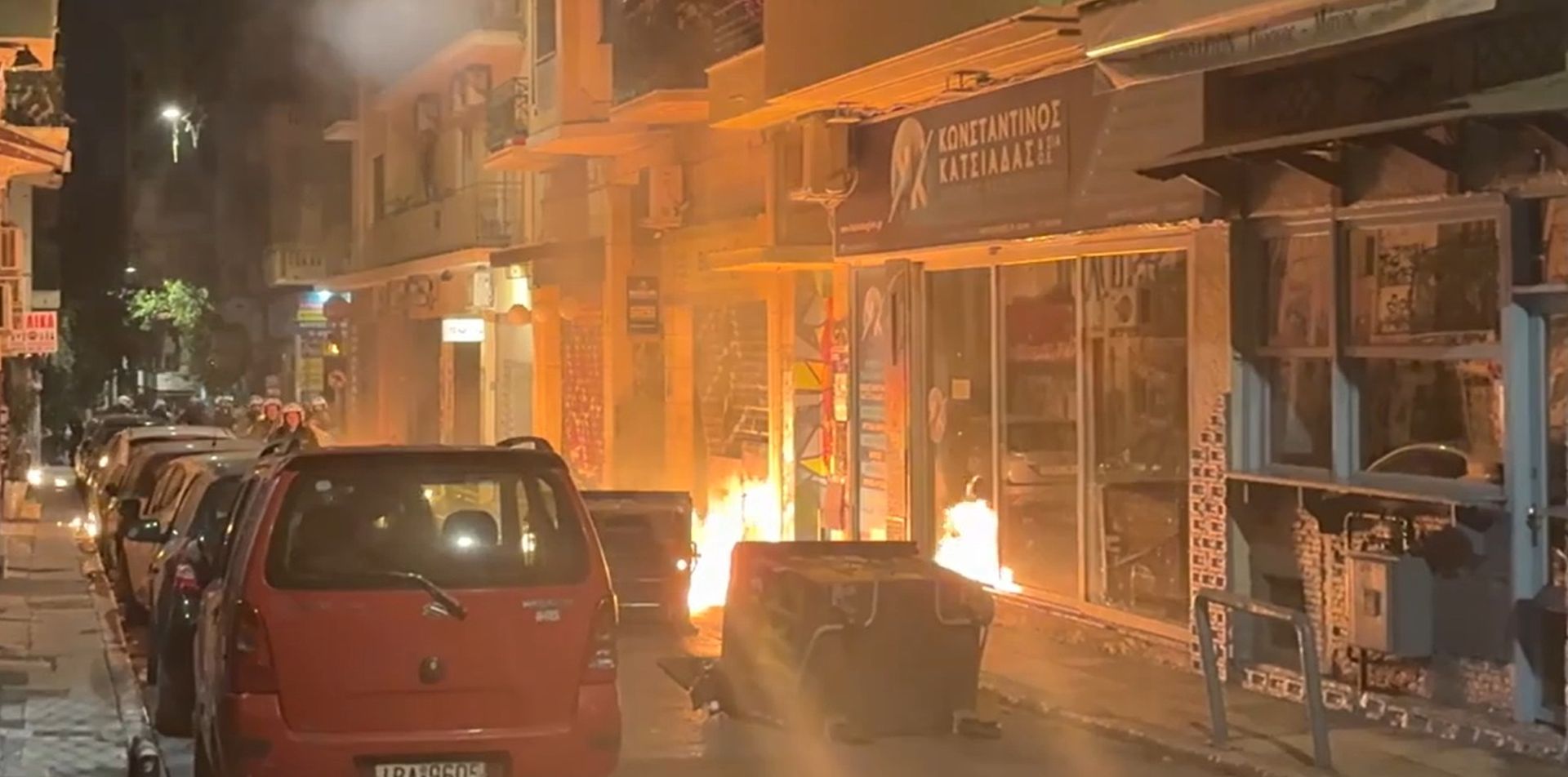 Εξάρχεια: «Πολεμικό» σκηνικό ανάμεσα σε κουκουλοφόρους και ΜΑΤ