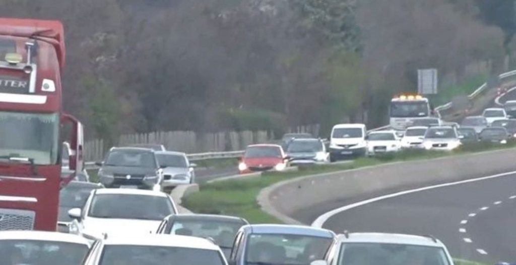 Υπό βροχή αλλά με λιγότερα προβλήματα η έξοδος των Χριστουγέννων