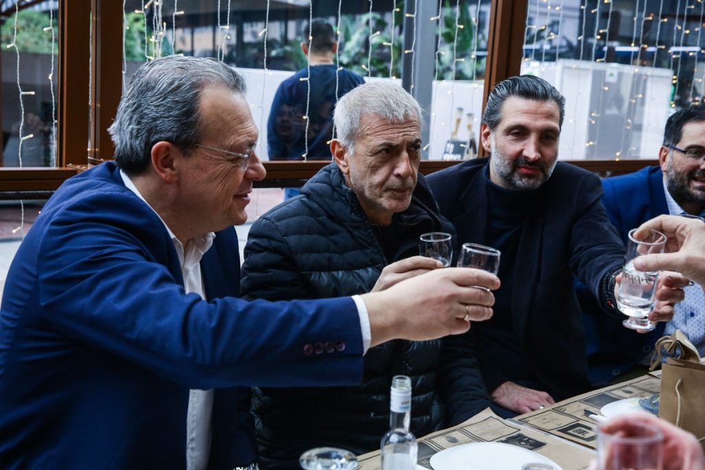 Του Φάμελλου τα παλαμάκια και τα τσίπουρα