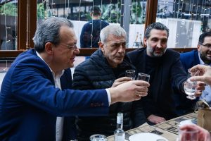 Του Φάμελλου τα παλαμάκια και τα τσίπουρα