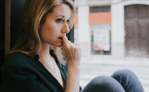 Νιώθω ότι όλοι με κοιτούν και μιλούν για μένα... Τι μου συμβαίνει;