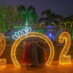 Η υφήλιος αποχαιρετά το 2025 με πυροτεχνήματα και παγωμένες βουτιές