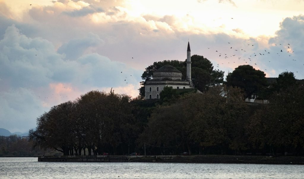 Ιωάννινα: 54χρονη έπεσε στη λίμνη Παμβώτιδα - Μεταφέρθηκε στο νοσοκομείο