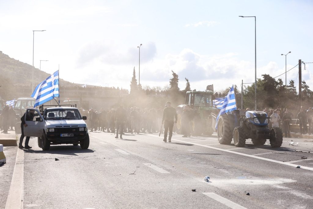 Αγρότες στα όρια, η χώρα σε κλοιό μπλόκων - «Πλαστικές σφαίρες στο Ηράκλειο»