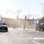 Αγρότες στα όρια, η χώρα σε κλοιό μπλόκων - «Πλαστικές σφαίρες στο Ηράκλειο»