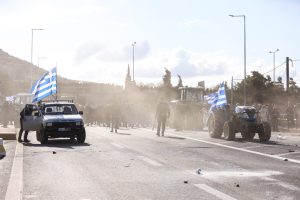 Αγρότες στα όρια, η χώρα σε κλοιό μπλόκων - «Πλαστικές σφαίρες στο Ηράκλειο»