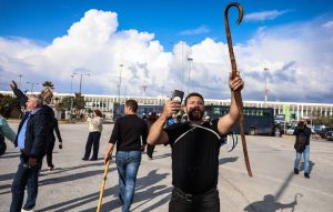 Κλειστό το αεροδρόμιο Ηρακλείου «Νίκος Καζαντζάκης» – Aγρότες εισέβαλαν στην πίστα