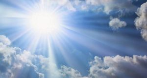 Γενικά αίθριος καιρός με λίγες νεφώσεις και σταθερή θερμοκρασία