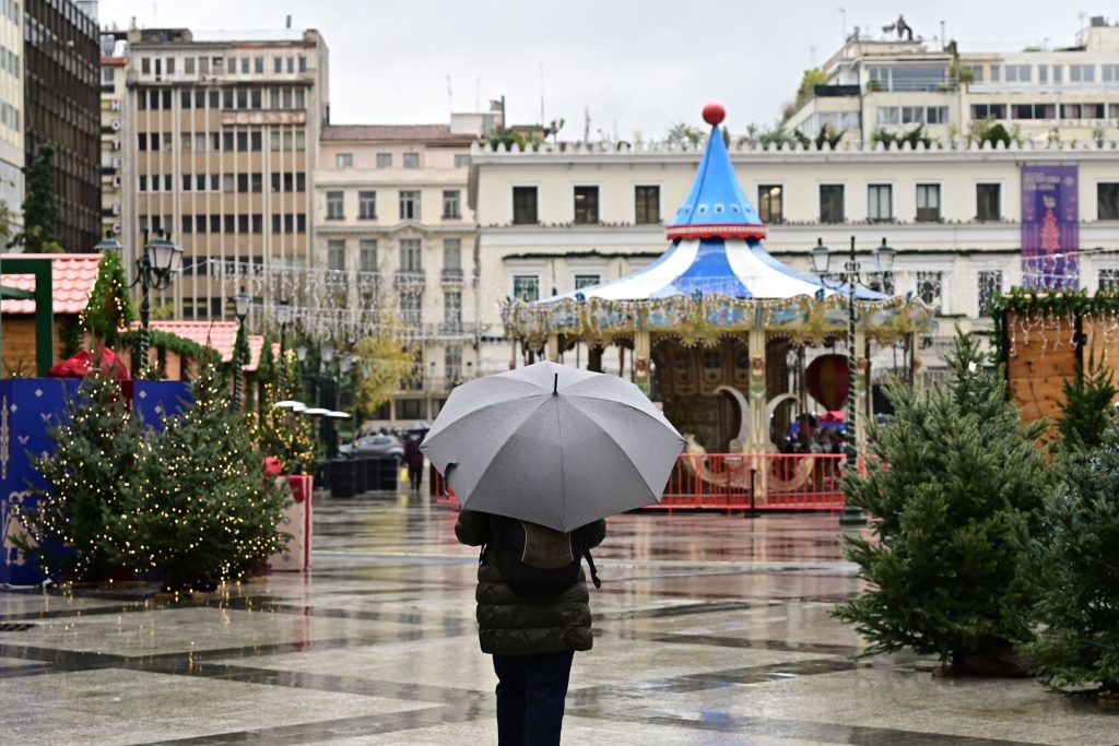 Καιρός: Χριστούγεννα με ομπρέλα - Πού αναμένονται έντονα φαινόμενα