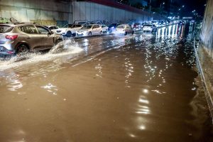 Κακοκαιρία Byron: SOS στη Μάνδρα, κλειστή η εθνική προς Κόρινθο στα διόδια Ελευσίνας