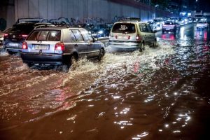 Σφοδρό το πέρασμα της κακοκαιρίας Byron που πλήττει όλη την Ελλάδα: Μεγάλες πλημμύρες στους δρόμους, 123 κλήσεις στην Πυροσβεστική