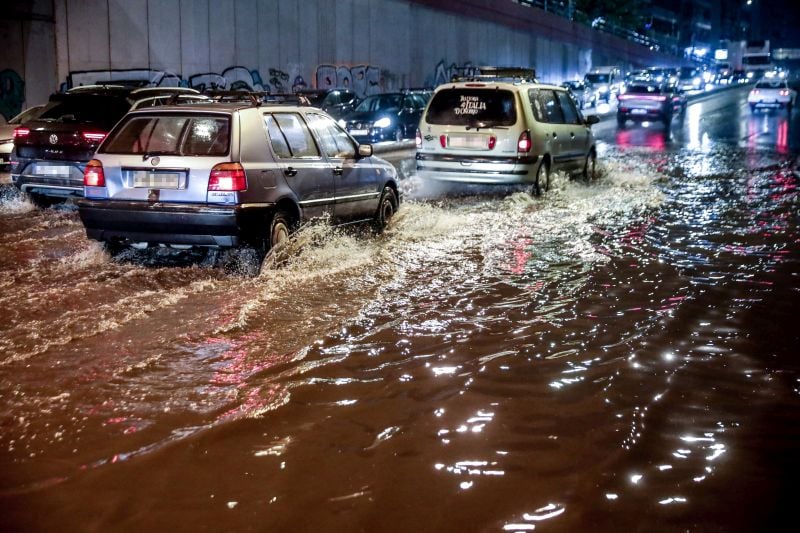 Σφοδρό το πέρασμα της κακοκαιρίας Byron που πλήττει όλη την Ελλάδα: Μεγάλες πλημμύρες στους δρόμους, 123 κλήσεις στην Πυροσβεστική
