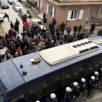 Πέτρες - χημικά σε Χανιά Ηράκλειο, κλούβες έξω από το γραφείο Τσιάρα