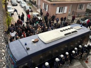 Πέτρες - χημικά σε Χανιά  Ηράκλειο, κλούβες έξω από το γραφείο Τσιάρα