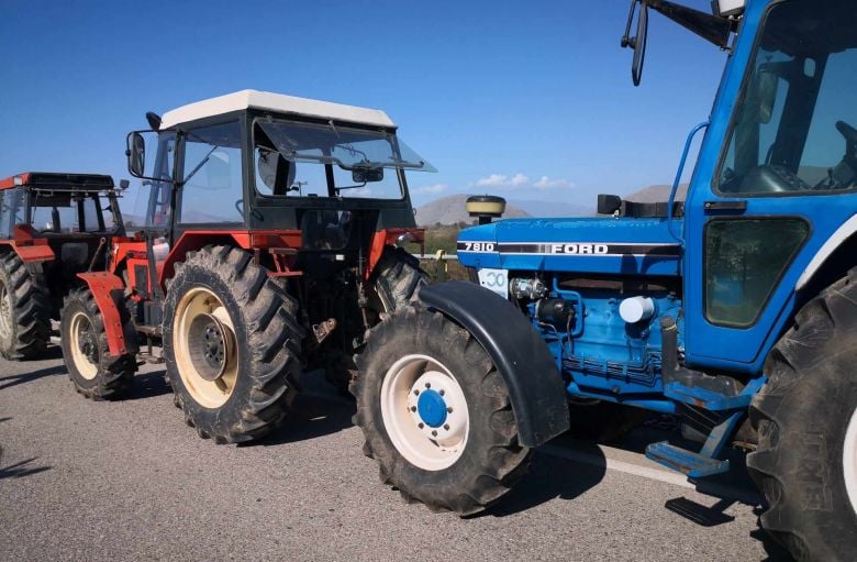 Αγρότες και κτηνοτρόφοι απέκλεισαν τον αυτοκινητόδρομο Αντιρρίου-Ιωαννίνων