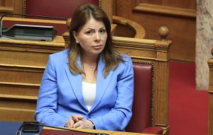 H Παπακώστα «τα άκουσε» από αγρότες στα Τρίκαλα - «7 χρόνια τι κάνετε;»