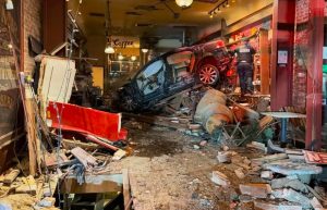 Καλιφόρνια: Αυτοκίνητο που οδηγούσε 90χρονος έπεσε με ιλιγγιώδη ταχύτητα σε καφετέρια