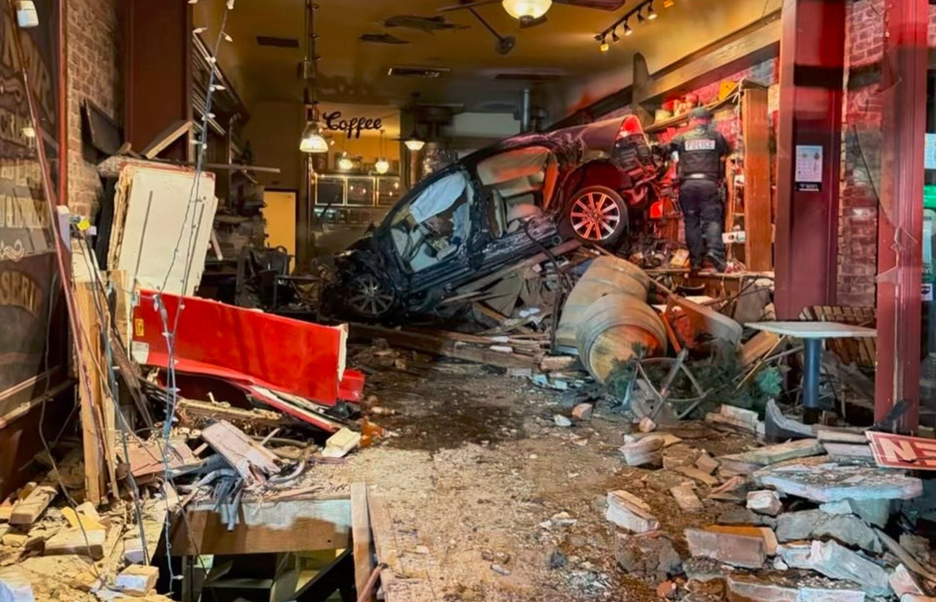 Καλιφόρνια: Αυτοκίνητο που οδηγούσε 90χρονος έπεσε με ιλιγγιώδη ταχύτητα σε καφετέρια