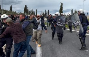 Οι αγρότες πέρασαν τον αστυνομικό φραγμό και ετοιμάζονται για νέο μπλόκο στο τελωνείο Προμαχώνα