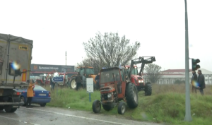 Αγρότες στoν Προμαχώνα παρέκαμψαν το μπλόκο των αστυνομικών (βίντεο)
