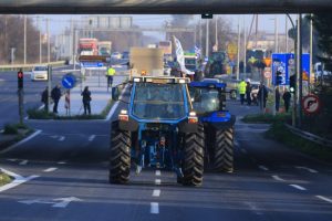 Mπλόκα: Κλείνουν τις σήραγγες Τεμπών για τα φορτηγά – Συνελεύσεις και αναδιατάξεις των τρακτέρ ενόψει εορτών