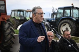 O Κουτσούμπας στο μπλόκο της Καρδίτσας: Η πρόταση του ΚΚΕ είναι η μόνη πραγματική, ρεαλιστική, που συμφέρει πραγματικά σήμερα τον Έλληνα αγρότη