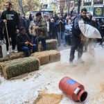 Κτηνοτρόφοι έχυσαν γάλα και ζωοτροφές στην κεντρική πλατεία της Λάρισας – Δείτε εικόνες