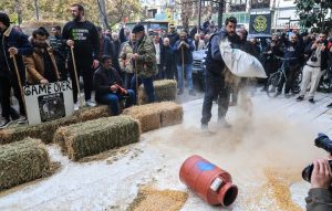 Κτηνοτρόφοι έχυσαν γάλα και ζωοτροφές στην κεντρική πλατεία της Λάρισας – Δείτε εικόνες