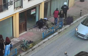 Άγριο ξύλο στο κέντρο της Λαμίας μεταξύ κοριτσιών με την εμπλοκή μιας μητέρας