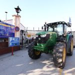 Απόβαση αγροτών με τρακτέρ και συμβολικός αποκλεισμός του λιμανιού στη Θεσσαλονίκη – Δείτε εικόνες και βίντεο