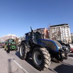 Με τρακτέρ και λεωφορεία, αγρότες από τα μπλόκα θα κινηθούν για το πανελλαδικό συλλαλητήριο στο λιμάνι της Θεσσαλονίκης