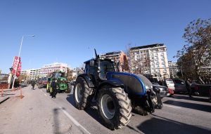 Με τρακτέρ και λεωφορεία, αγρότες από τα μπλόκα θα κινηθούν για το πανελλαδικό συλλαλητήριο στο λιμάνι της Θεσσαλονίκης