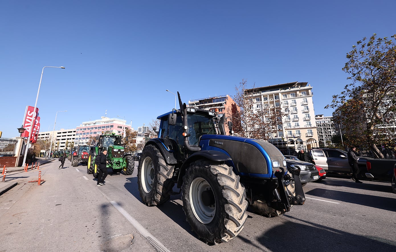 Με τρακτέρ και λεωφορεία, αγρότες από τα μπλόκα θα κινηθούν για το πανελλαδικό συλλαλητήριο στο λιμάνι της Θεσσαλονίκης