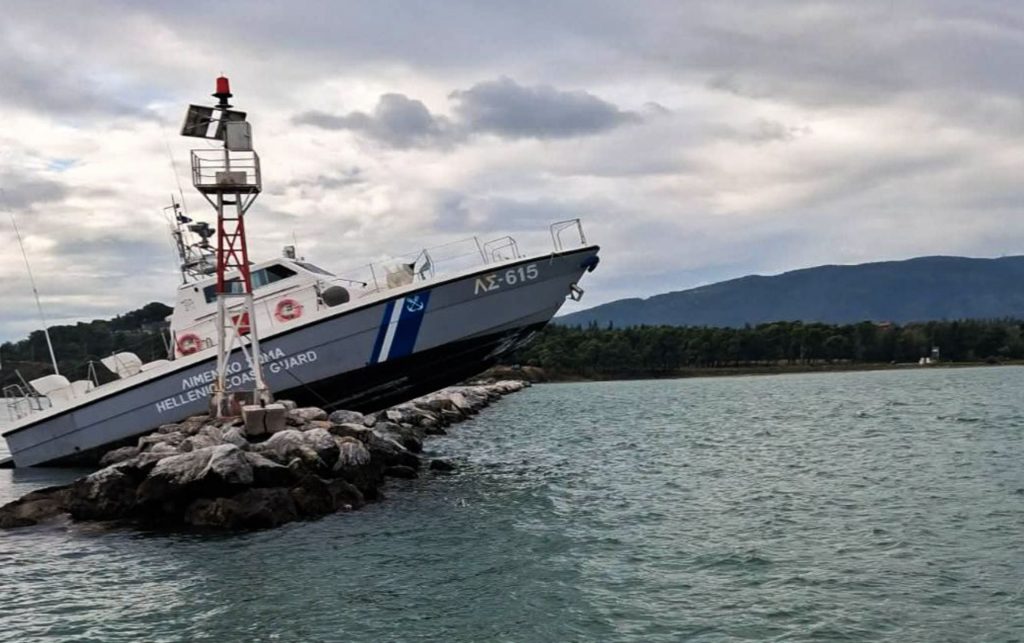 Βόλος: Σκάφος του Λιμενικού προσέκρουσε σε βράχια
