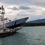 Βόλος: Σκάφος του Λιμενικού προσέκρουσε σε βράχια