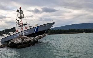 Βόλος: Σκάφος του Λιμενικού προσέκρουσε σε βράχια